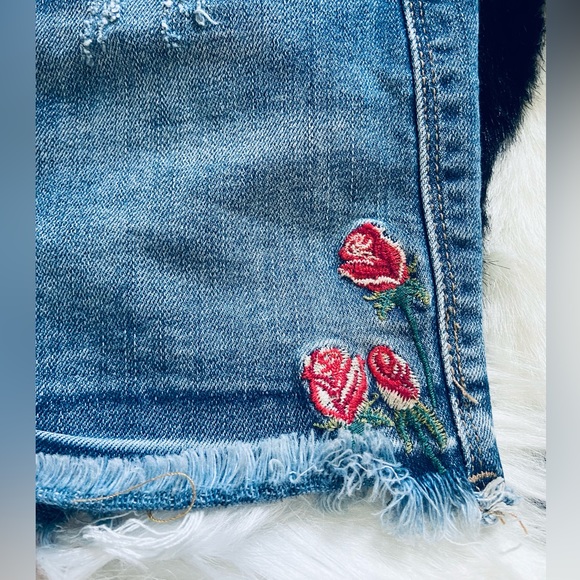 BLANK NYC Embroidered Hiker Distressed Stretch Women’s Jean Shorts Size 30 - Picture 6 of 10